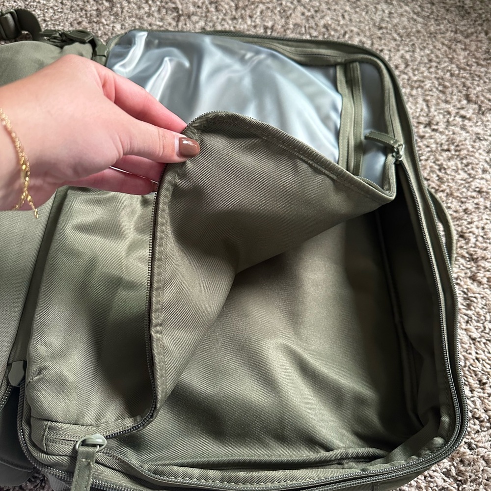 Béis The Ultimate Travel Duffle - Picture 6 of 9